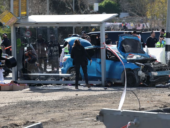 Las autoridades israelíes registran el vehículo con el que fue atropellado un grupo de personas en Jerusalén. 
(Foto: AHMAD GHARABLI/AFP via Getty Images)