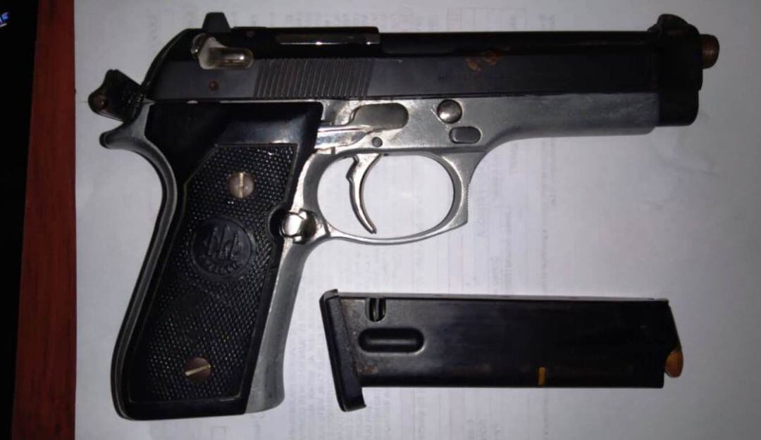 Oportuna reacción policial en ese barrio y es detenida una persona por porte ilegal de armas de fuego