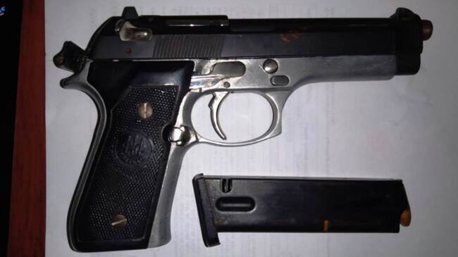 Oportuna reacción policial en ese barrio y es detenida una persona por porte ilegal de armas de fuego