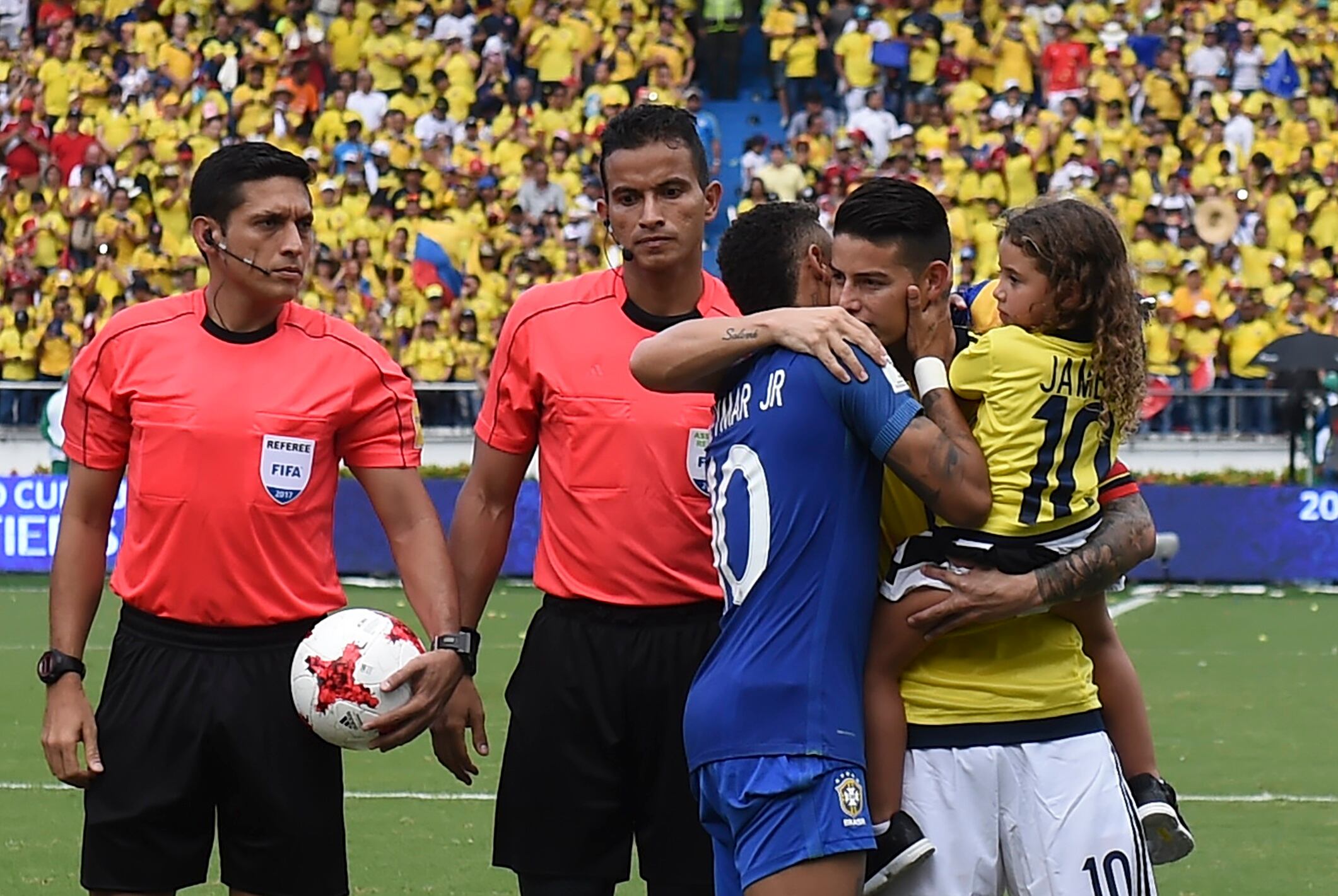 Jesús Valenzuela dirigiendo un partido entre Colombia y Brasil en las Eliminatorias del 2018. (Photo credit should read RAUL ARBOLEDA/AFP via Getty Images)
