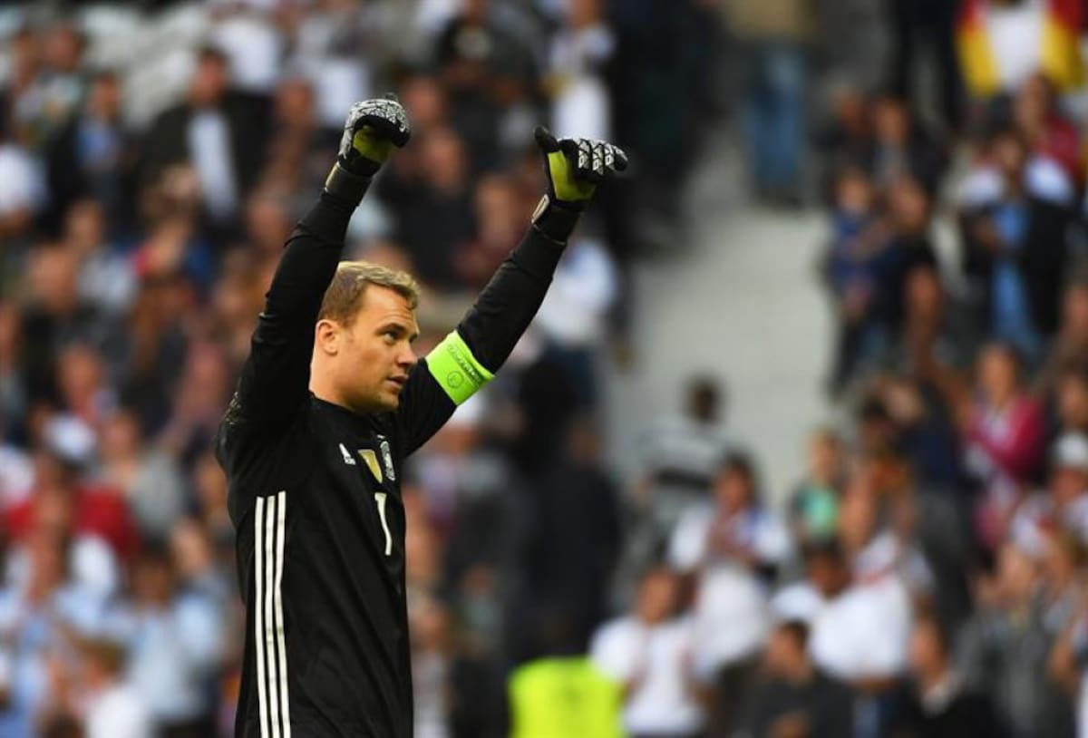 Manuel Peter Neuer es un futbolista alemán que juega como portero y su equipo actual es Bayern Múnich de la Bundesliga.