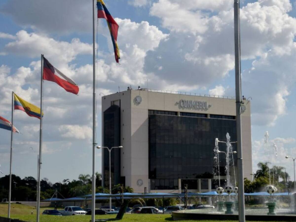 Epidemiólogo colombiano asesora a la Conmebol para la vuelta del fútbol