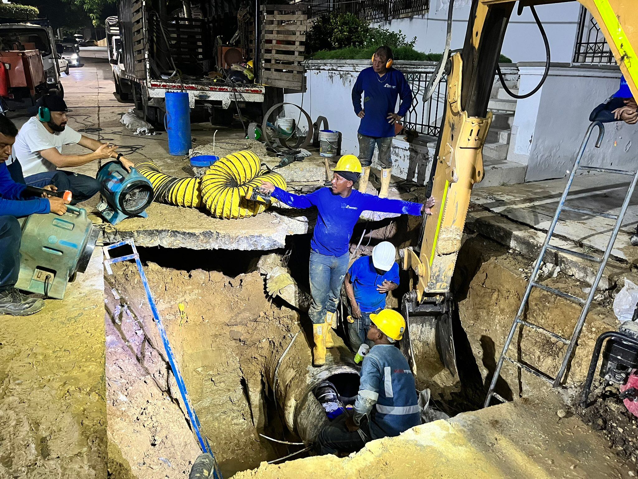 Trabajos para reparar las dos fugas que tienen afectados a más de 100 barrios./ Triple A