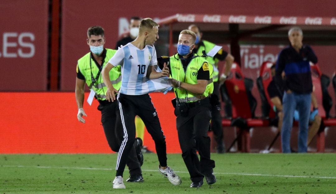Aficionado que ingresó al campo de juego en el partido Barcelona-Mallorca por LaLiga Santander. 