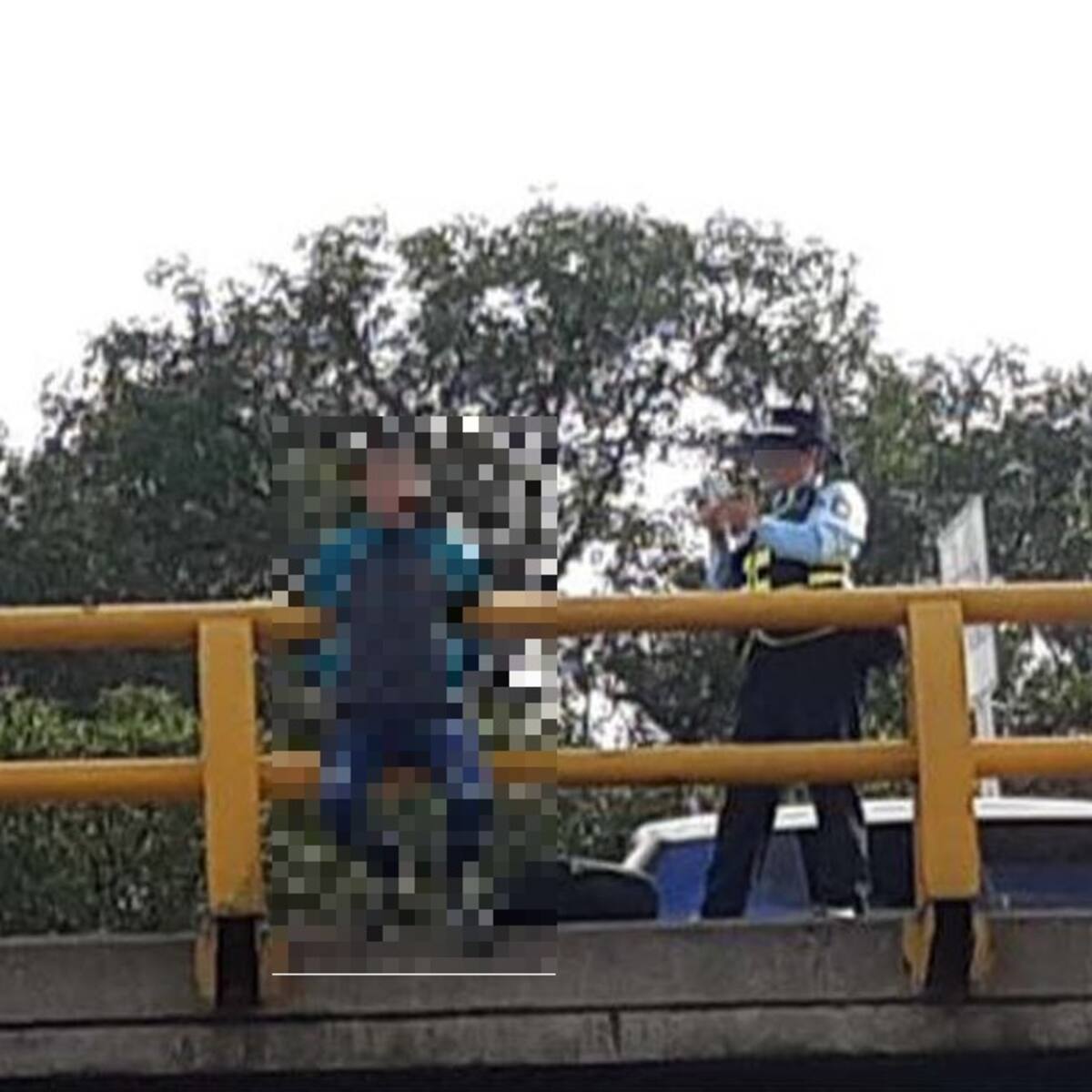 Guarda de tránsito salvó a un hombre que intentaba lanzarse de un puente en Medellín