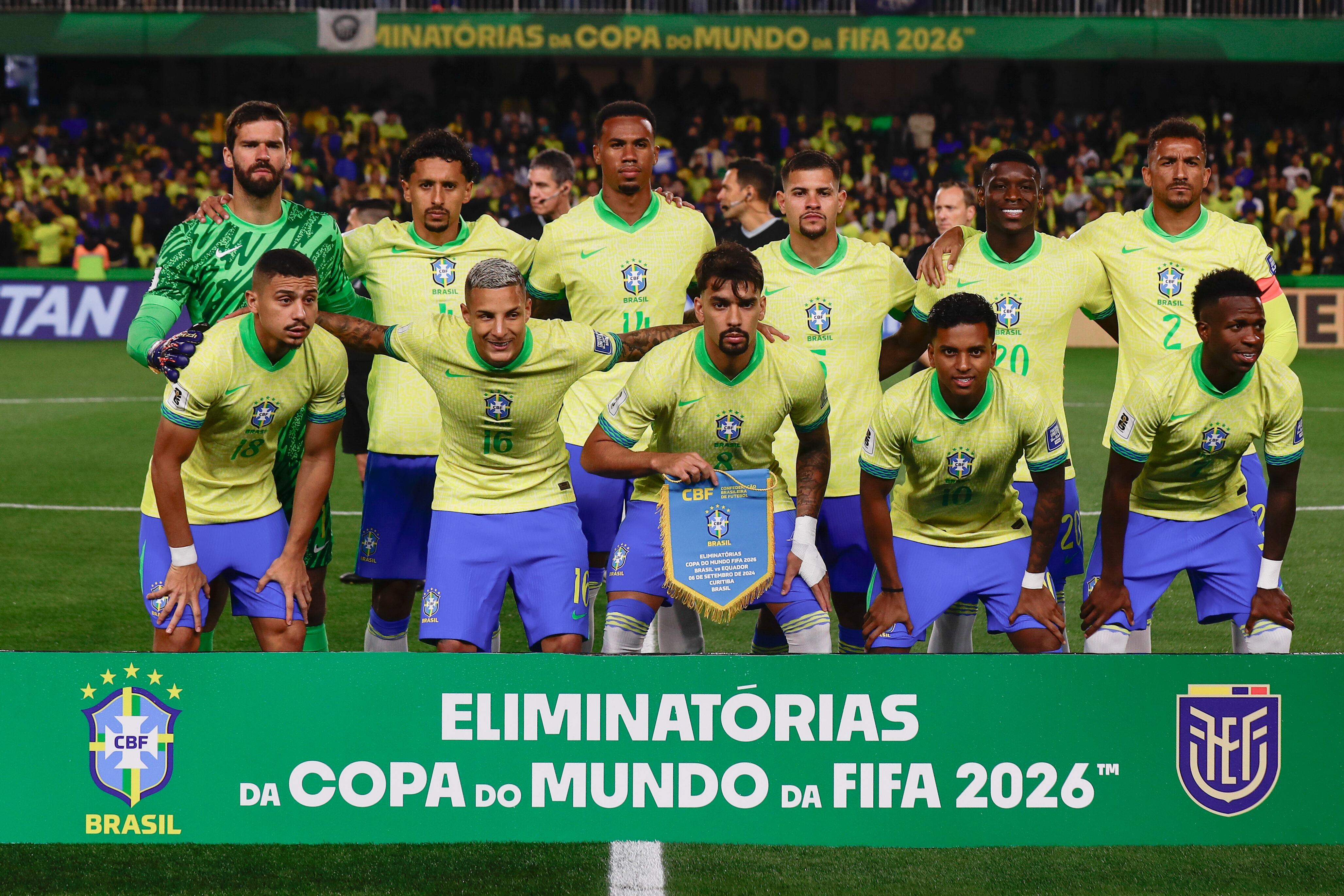AME6666. CURITIBA (BRASIL), 06/09/2024.- Jugadores de Brasil forman este viernes, en un partido de las eliminatorias para el Mundial de 2026 entre Brasil y Ecuador en el estadio Couto Pereira en Curitiba (Brasil). EFE/ Andre Coelho