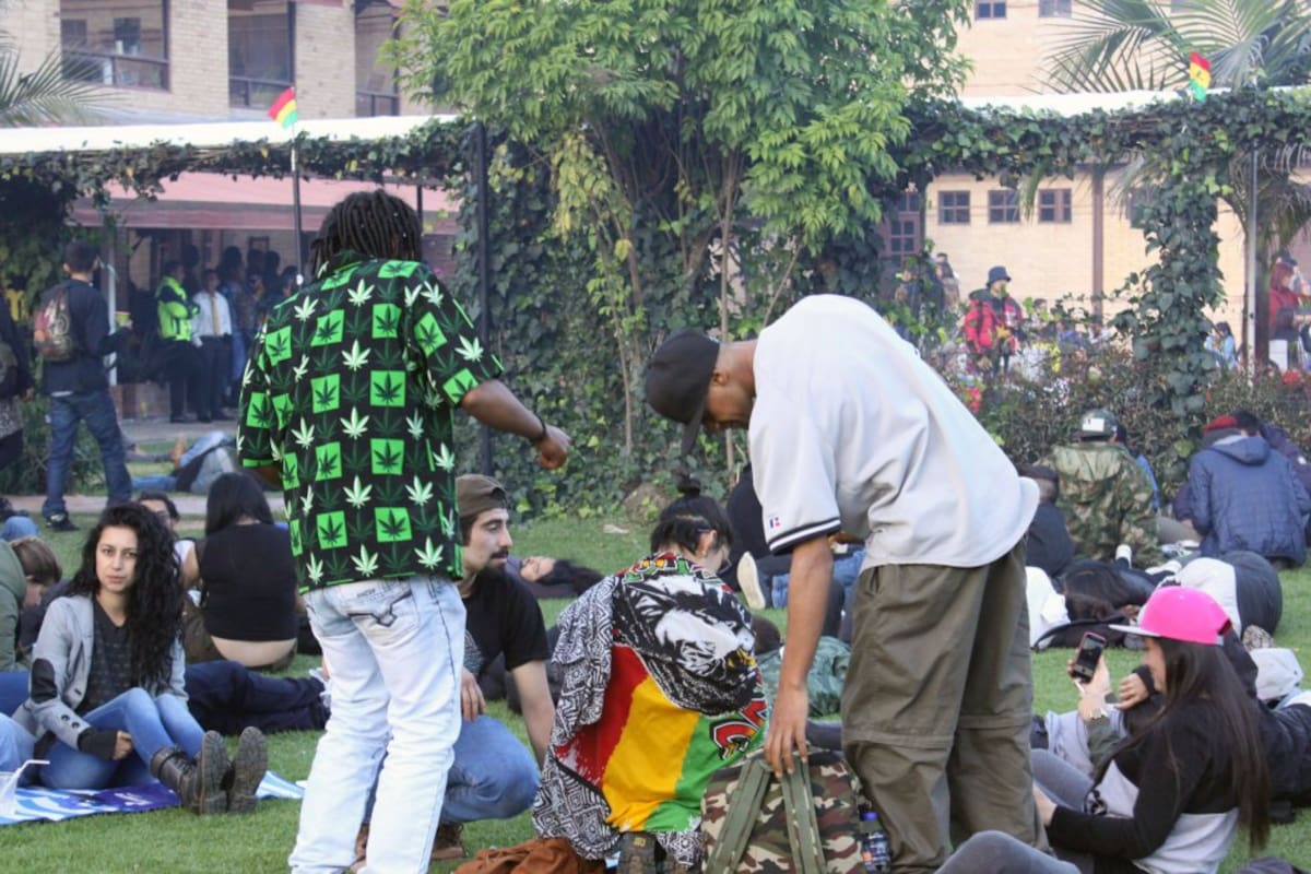 La extensa jornada del festival llevó a muchos asistentes a aprovechar sus banderas como cobijas y manteles.