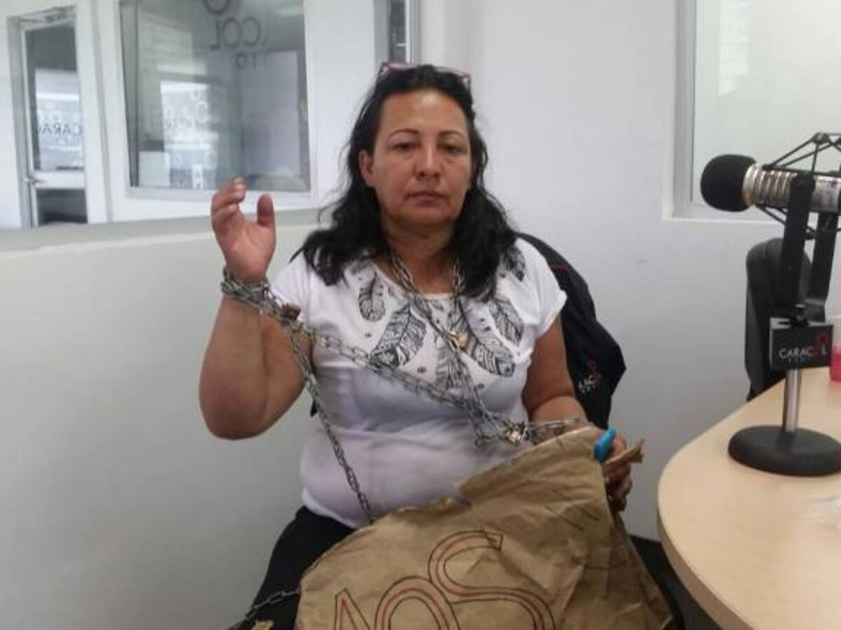 Una mujer que perdió su casa en remate se fue a vivir frente al palacio de justicia