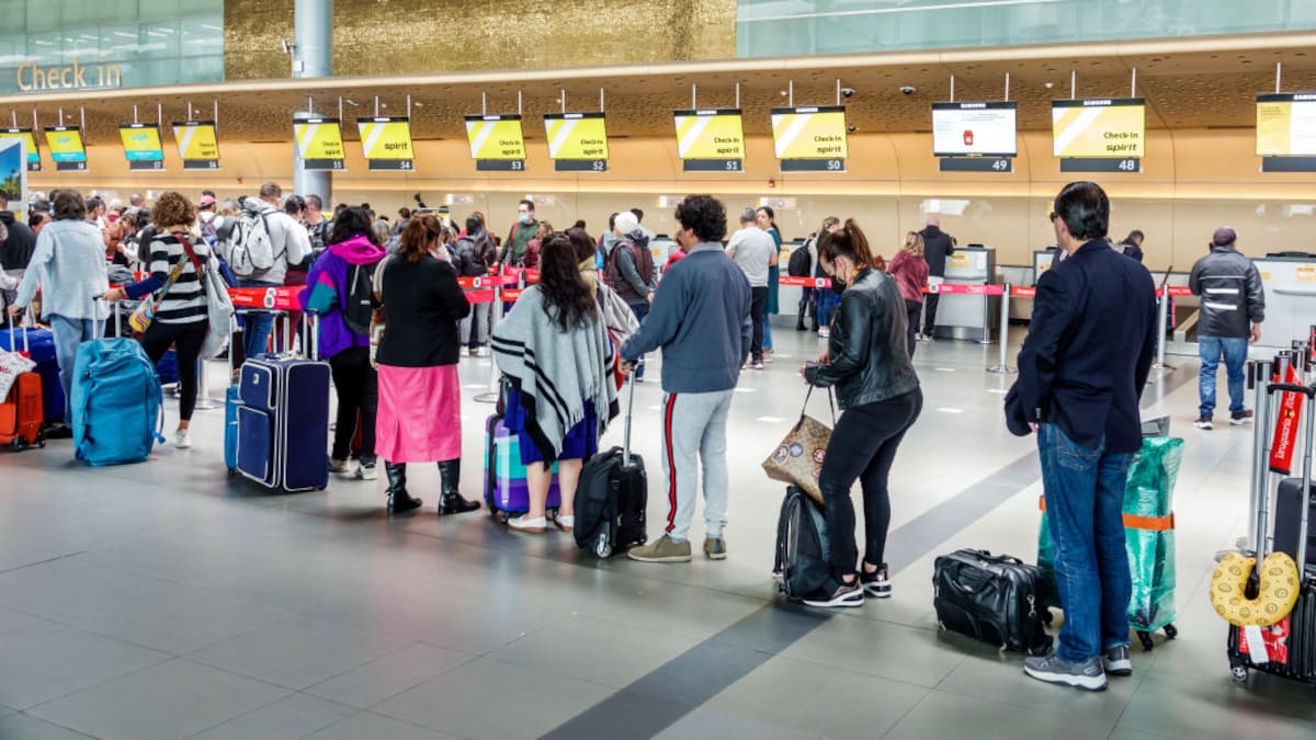 Denuncian “colapso” del sistema de acceso biométrico en el aeropuerto El Dorado