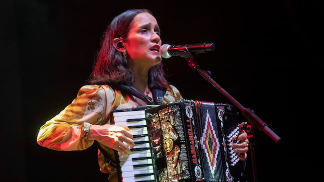 CARTAGENA, (MURCIA), 19/07/2024.- La cantante mexicana Julieta Venegas durante el concierto que ha ofrecido en la jornada inaugural del Festival La Mar de Músicas de Cartagena, este viernes en el Auditorio Paco Martín de Cartagena. EFE/Marcial Guillén