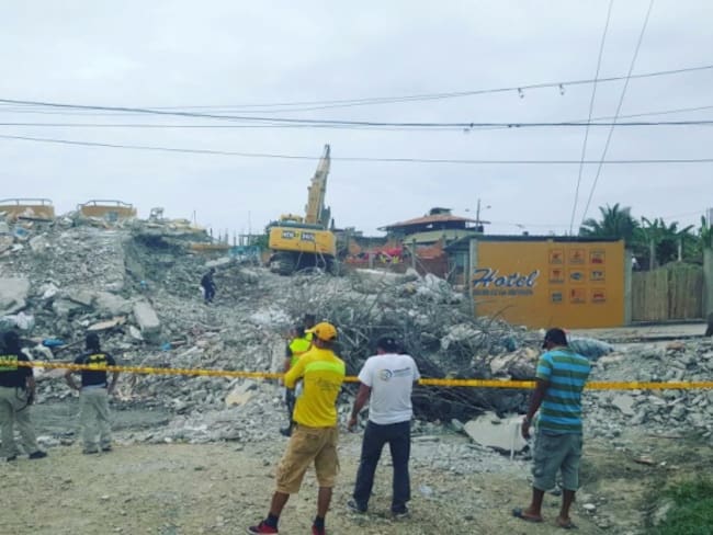 Ubican a niño colombo-ecuatoriano atrapado en los escombros de hotel que se derrumbó