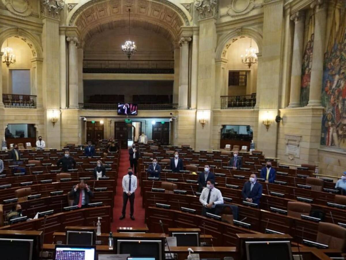 Polémica por congresista que durante plenaria estaba ejercitándose