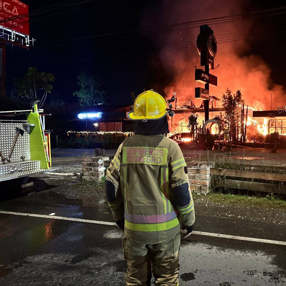 Un incendio quemó tres establecimientos comerciales en Llanogrande de Rionegro