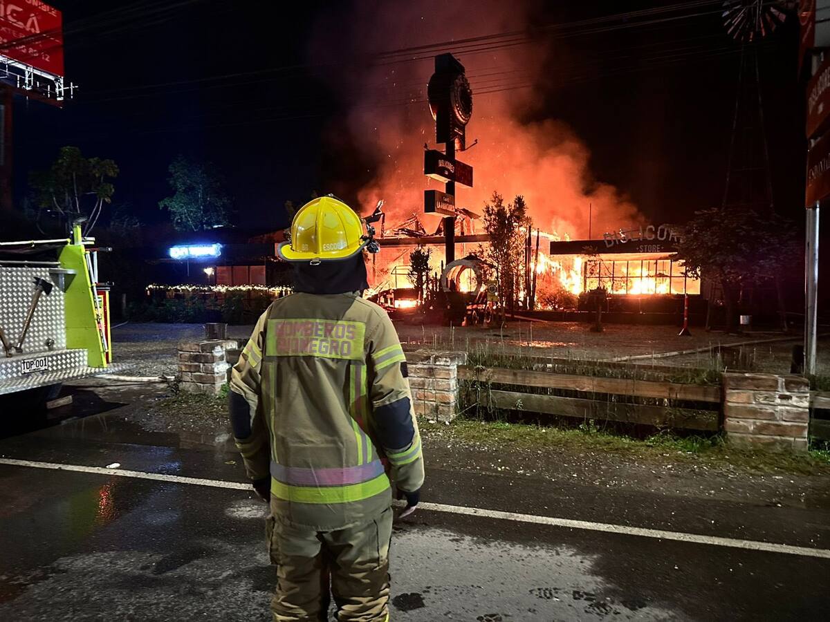Un incendio quemó tres establecimientos comerciales en Llanogrande de Rionegro