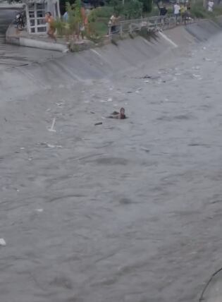Menor arrastrado por arroyo en Barranquilla./ Foto: Tomada de video de redes