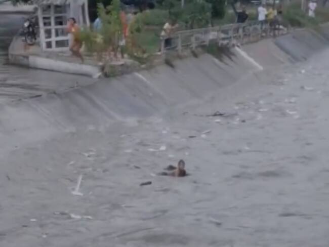 Menor arrastrado por arroyo en Barranquilla./ Foto: Tomada de video de redes