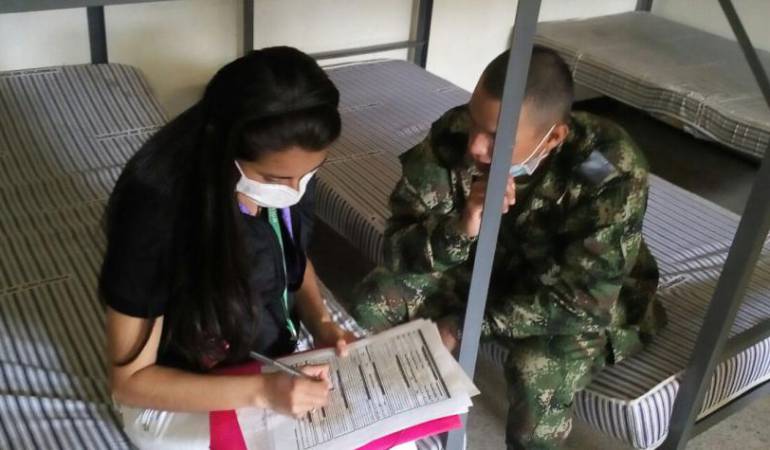Militares reciben asistencia médica.