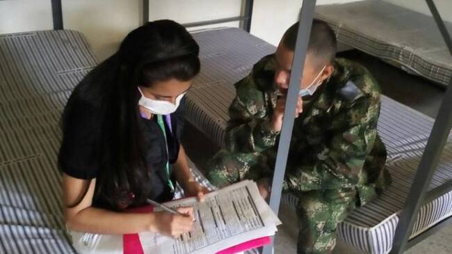 Militares reciben asistencia médica.