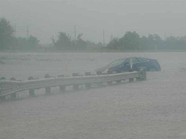 Ordenan evacuación al sur de Houston tras la rotura de un dique