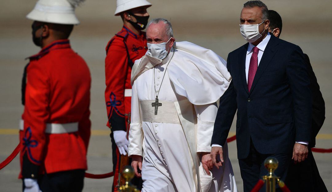 El papa Francisco durante un viaje en medio de la pandemia.