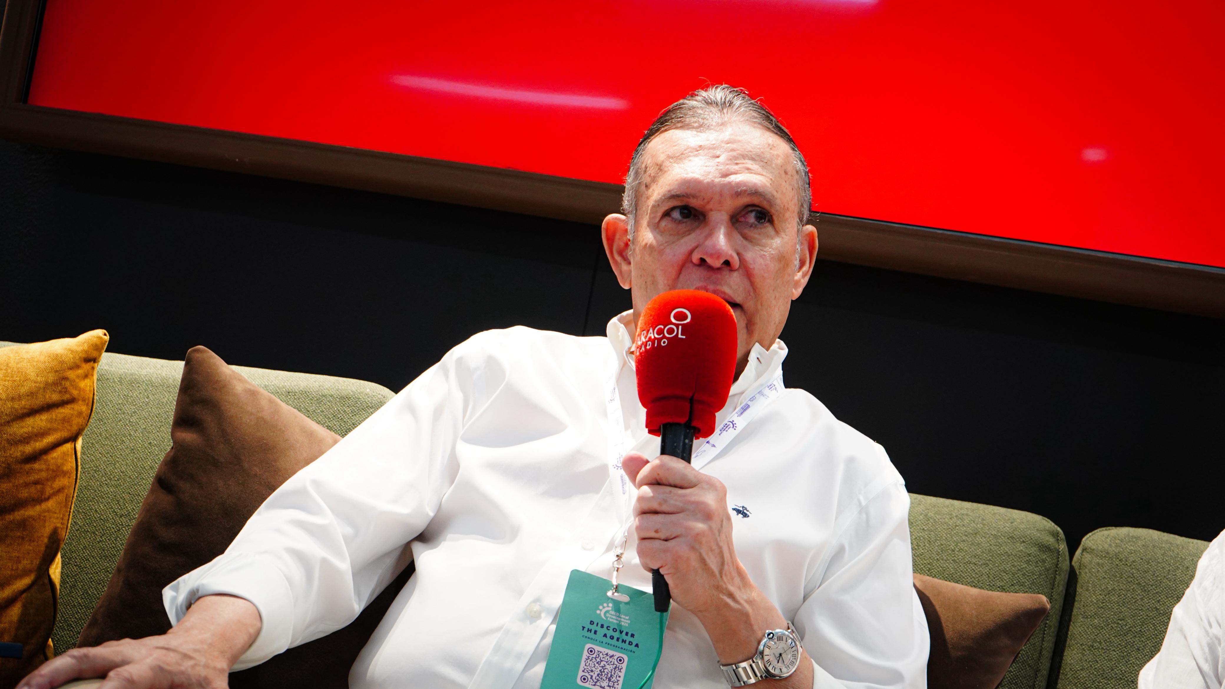 Efraín Cepeda en el marco del Foro OCDE 2025, en Barranquilla