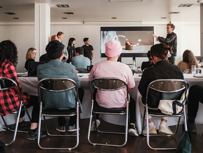 América Latina sigue rezagada en acceso a computadoras por estudiante respecto a la OCDE. La Experiencia SUMUN mostrará cómo la tecnología puede integrarse en los sistemas escolares para superar estas limitaciones. I Foto: Pexels