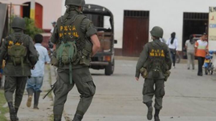 Ordenan investigar a altos oficiales de la Policía y el Ejército por presuntos nexos con 'paras'