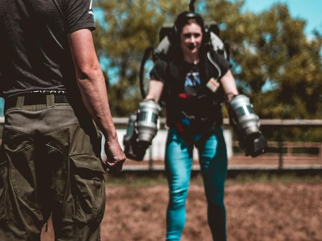 Presentan Jet Suit, un traje que permite a los humanos volar: ¿cuándo se puede usar?