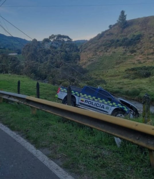 Carro de la policía afectado por explosivos en San Pedro de los Milagros- Foto cortesía