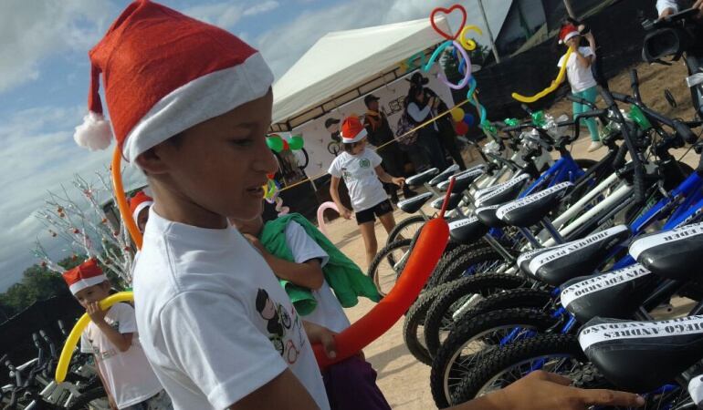Niños en Caño Indio que recibieron bicicletas