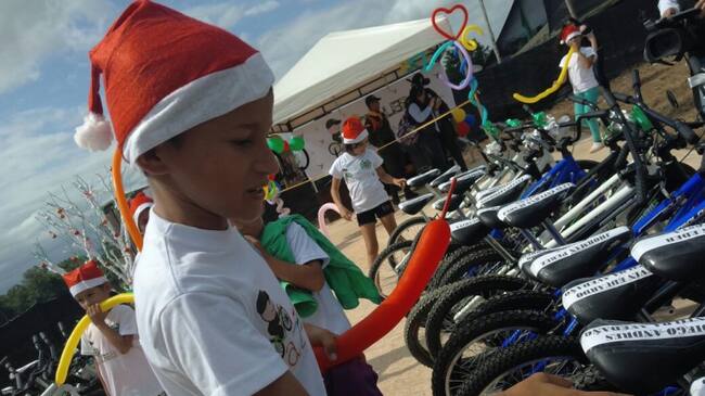 Niños en Caño Indio que recibieron bicicletas