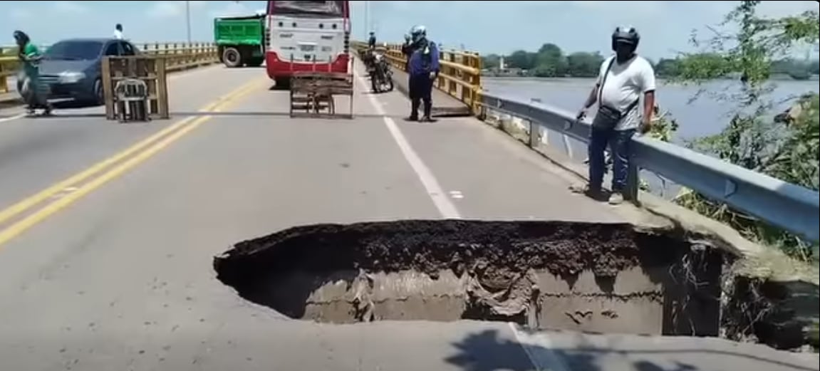 Puente Guillermo Gaviria en Yondó socavado por el río Magdalena Medio