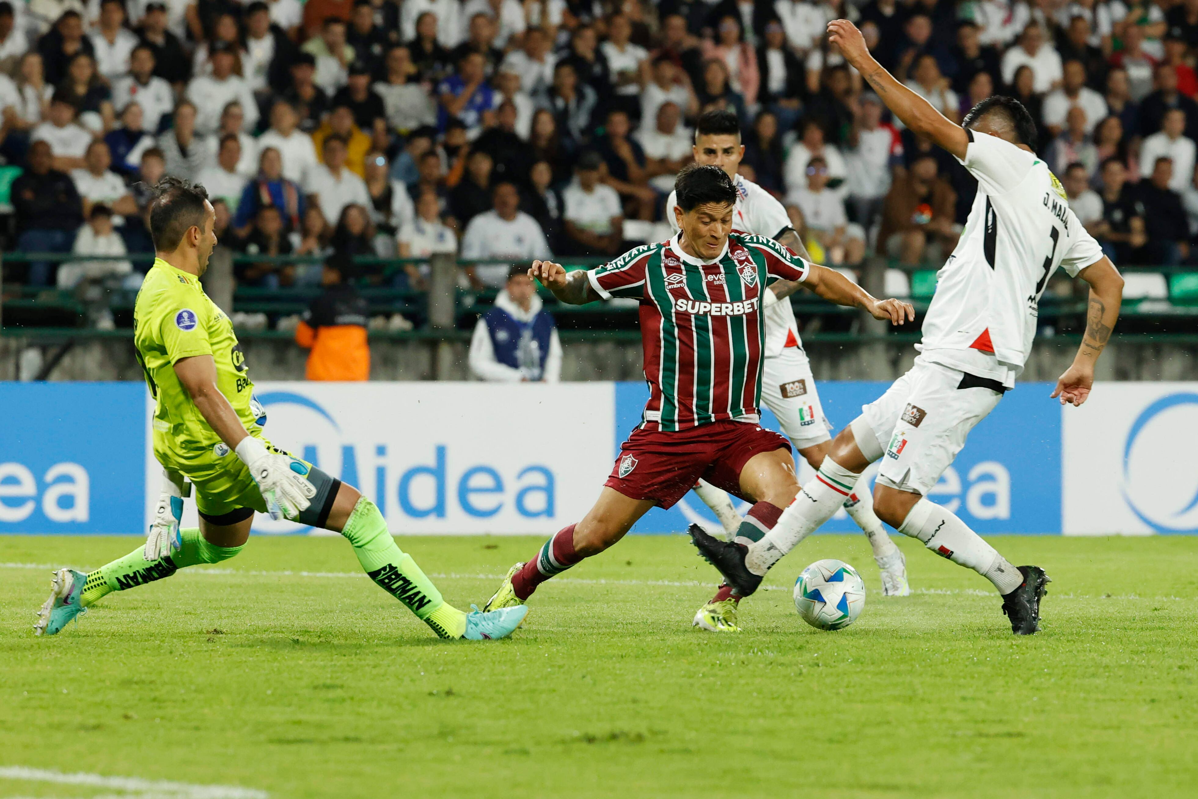 AME4522. MANIZALES (COLOMBIA), 01/04/2025.- Jerson Malagón (d) de Once Caldas disputa el balón con Germán Cano de Fluminense este martes, en un partido de la fase de grupos de la Copa Sudamericana entre Once Caldas y Fluminense, en el Estadio Palogrande de Manizales (Colombia). EFE/ Mauricio Dueñas Castañeda