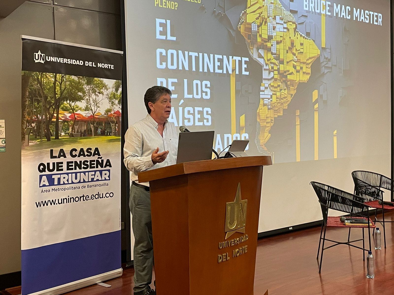 Presidente de la Andi, Bruce Mac Master durante lanzamiento de su libro en Barranquilla./ Foto: Caracol Radio
