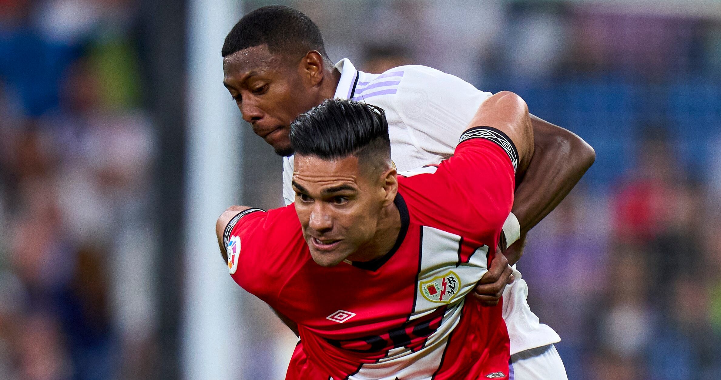 Falcao disputa un balón con David Alaba. (Photo by Diego Souto/Quality Sport Images/Getty Images)