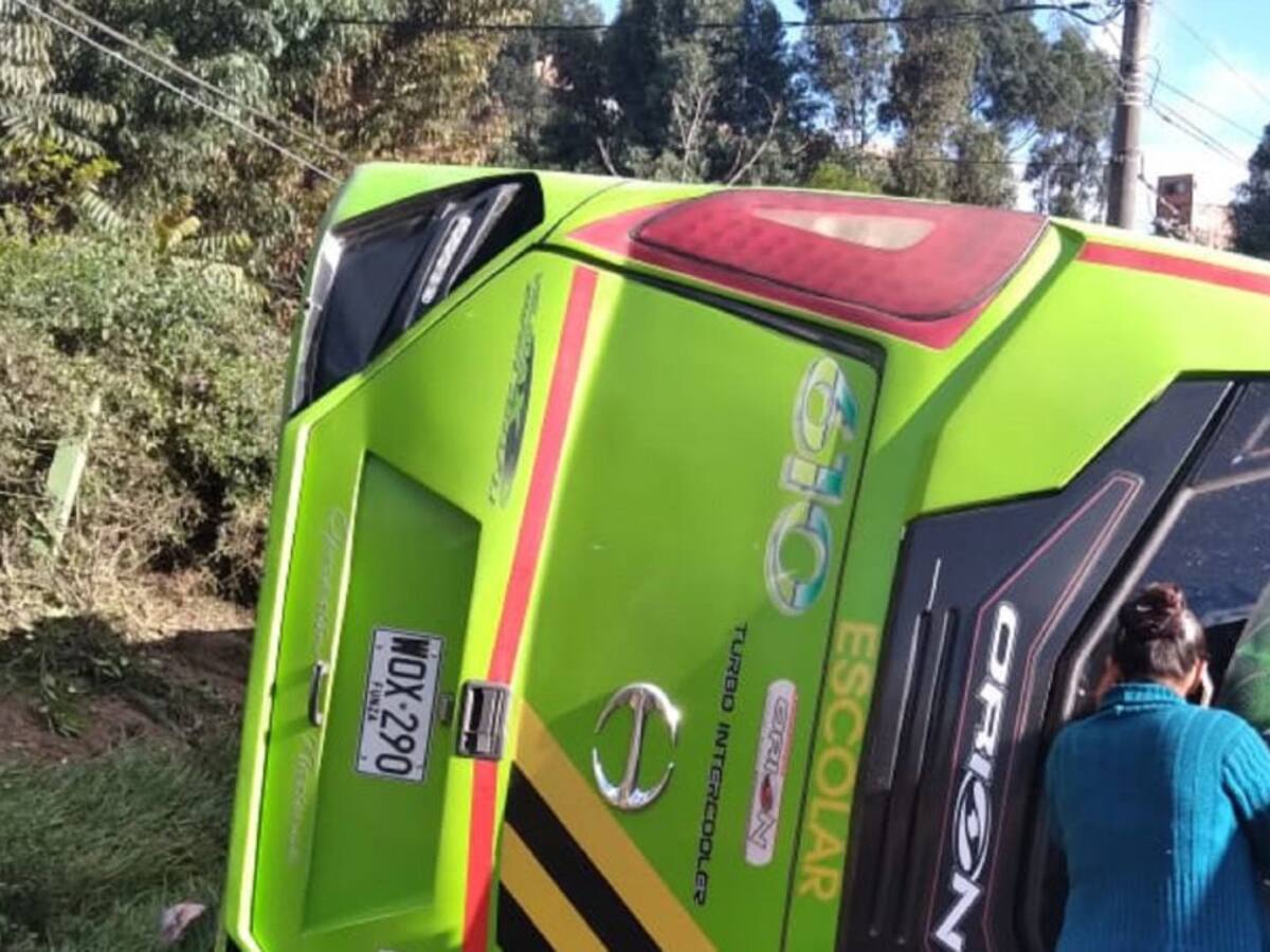 Volcamiento de una ruta escolar dejó 29 menores de edad heridos