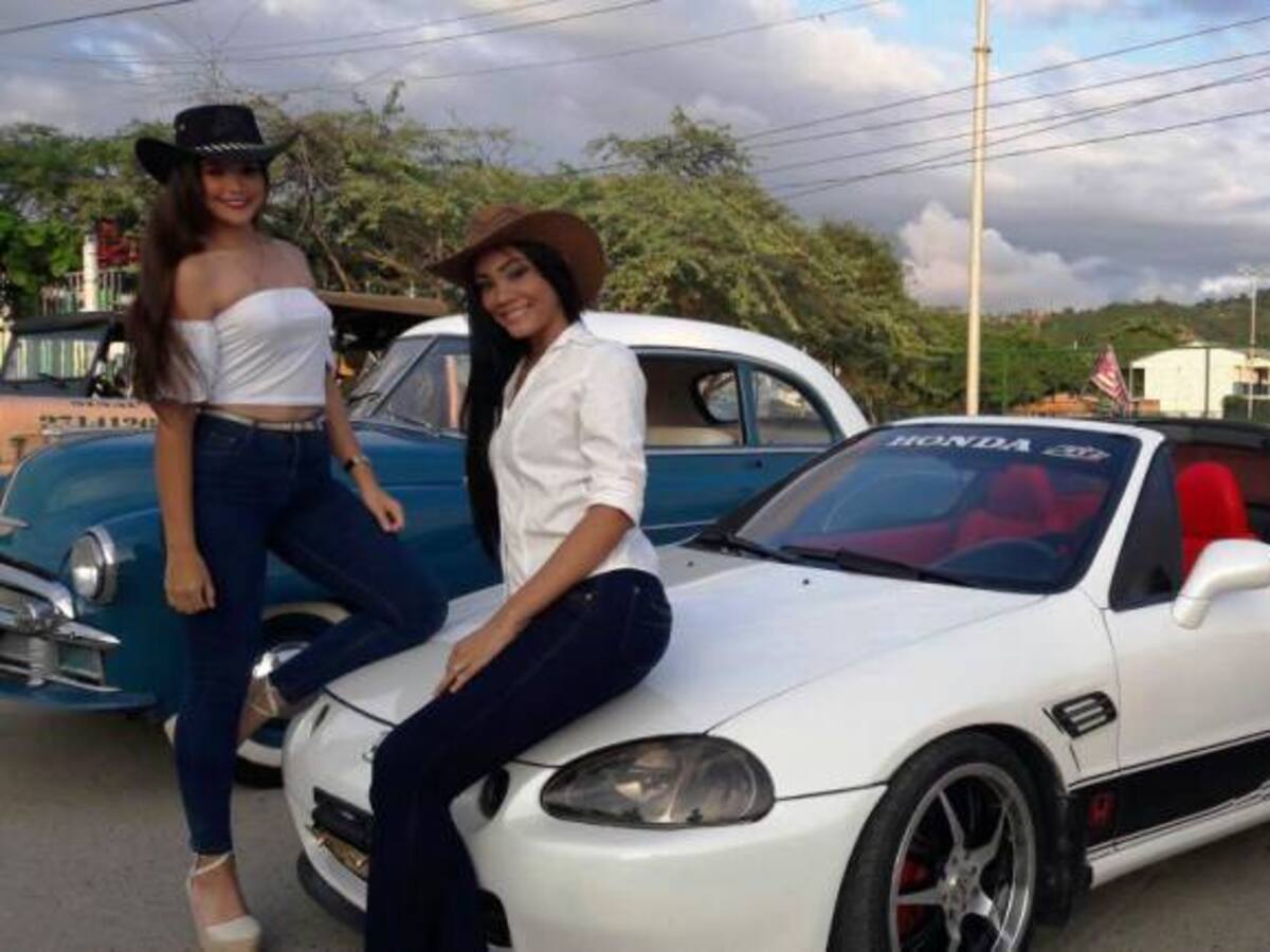 Carros clásicos y antiguos se toman a Cartagena