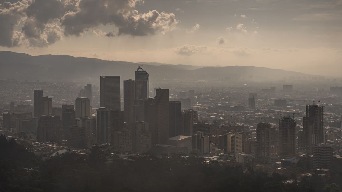 Estudio advierte que contaminación del aire eleva el riesgo de conductas suicidas
