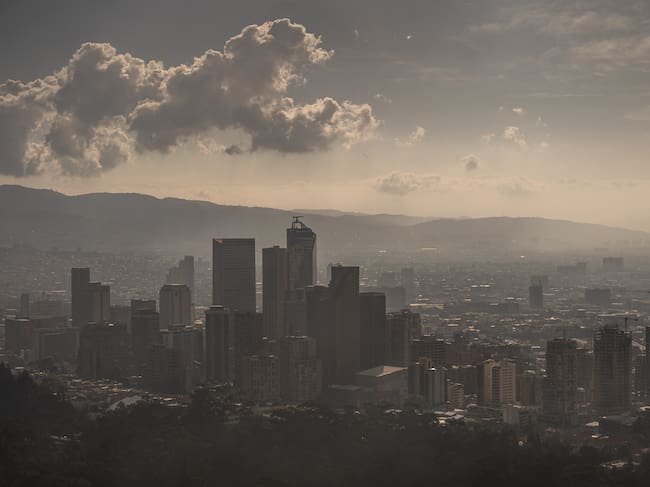 El estudio alerta que la exposición a partículas contaminantes como dióxido de azufre, monóxido de carbono y ozono aumenta el riesgo de muerte por suicidio.
(Foto: Diego Cuevas/Getty Images)