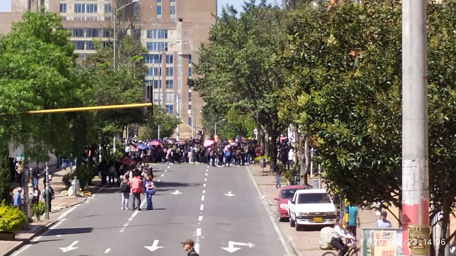 Estudiantes del Colegio Mayor de Cundinamarca bloquean la carrera quinta.