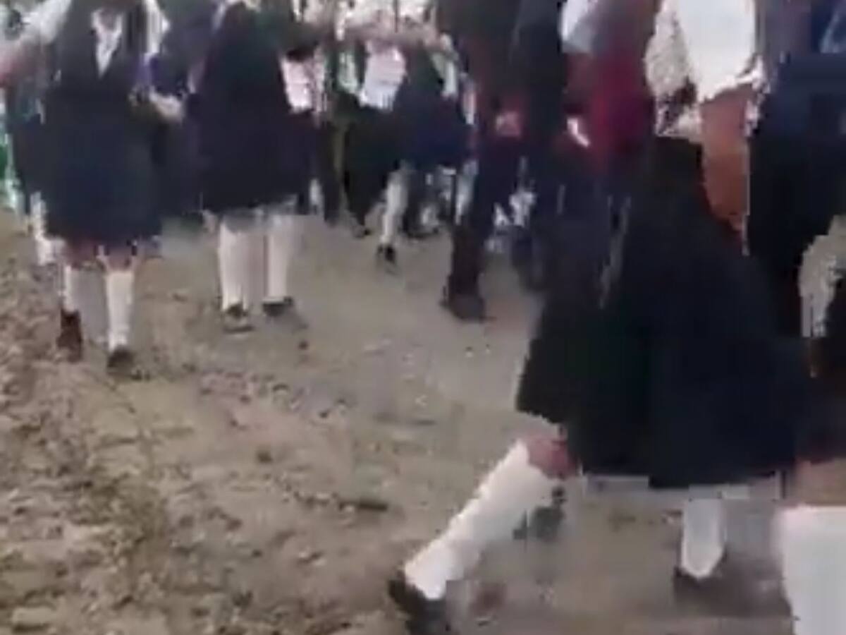 Con los zapatos embarrados llegan a clase los estudiantes del InsComercio