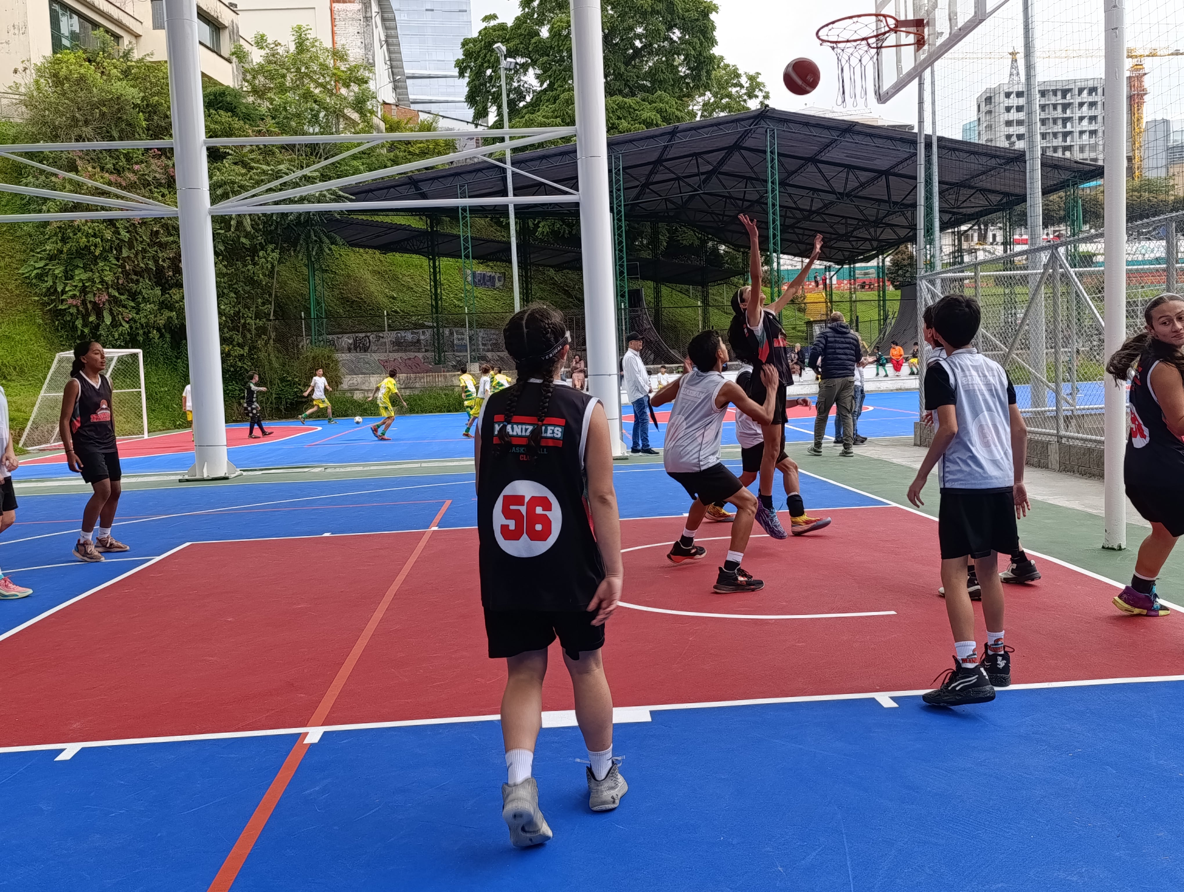 Foto de una de las canchas de la Unidad Deportiva Palogrande en Manizales