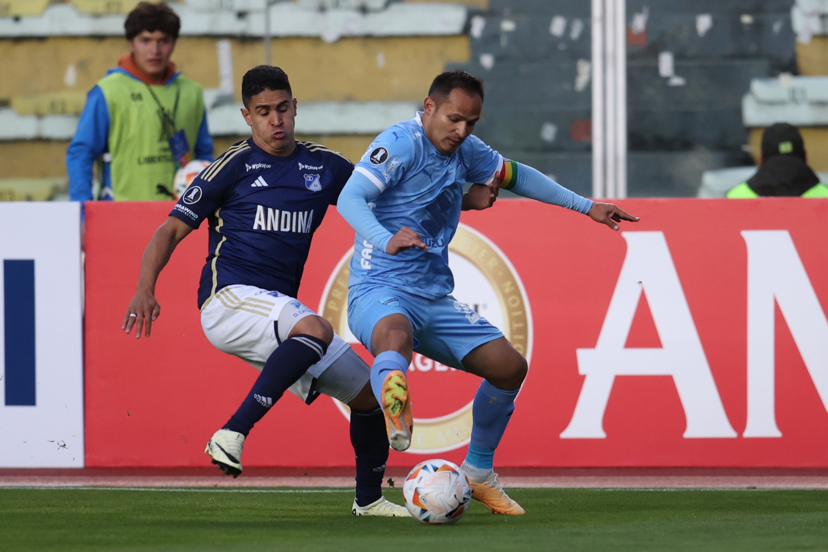 Leonel Justiniano (d) de Bolívar celebra disputa el balón con Daniel Cataño de Millonarios este jueves, en un partido de la fase de grupos de la Copa Libertadores entre Bolívar y Millonarios en el estadio Hernando Siles en La Paz (Bolivia). EFE/ Luis Gandarillas