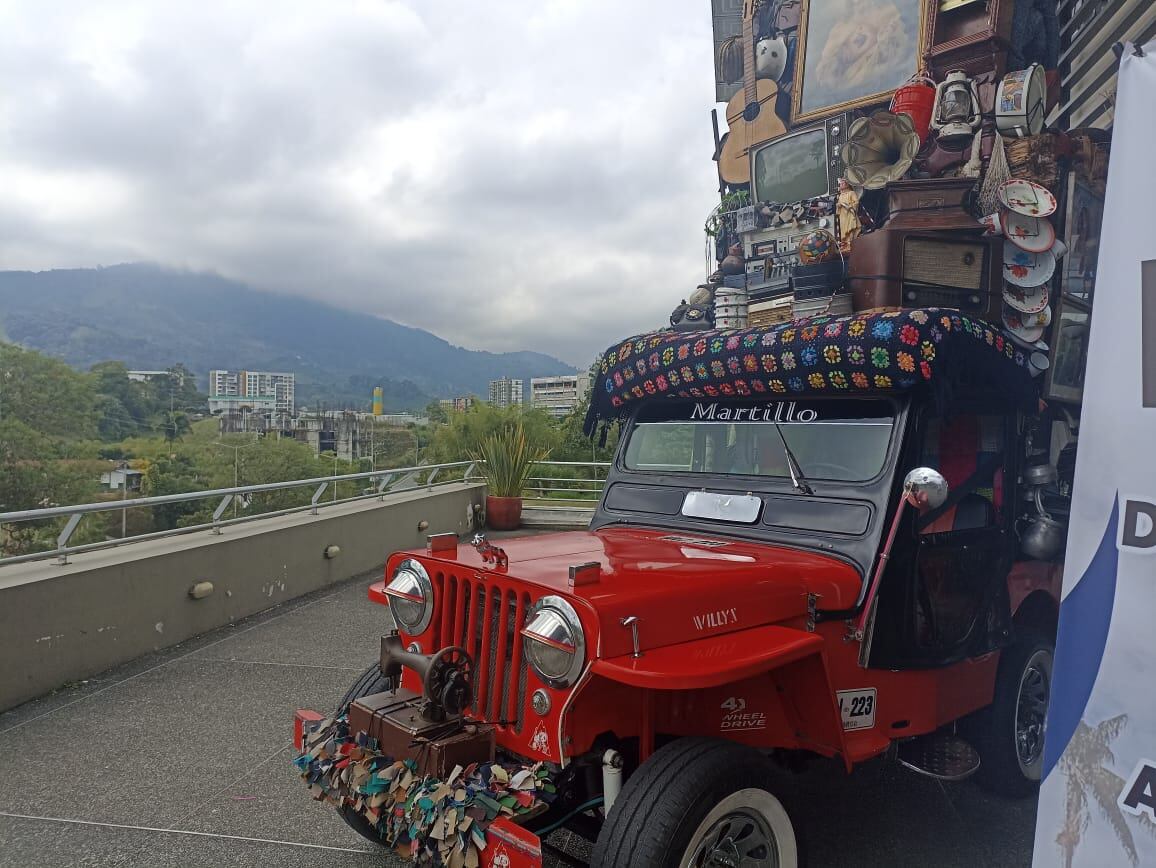 Hermoso Yipao al ingreso del centro de Convenciones en Armenia en el congreso nacional de contralores