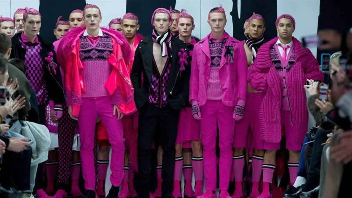 Una serie de modelos presentan la colección de otoño, invierno 2015 en la semana de la moda masculina en Londres, Inglaterra, que se realizará hasta el próximo 12 de enero.