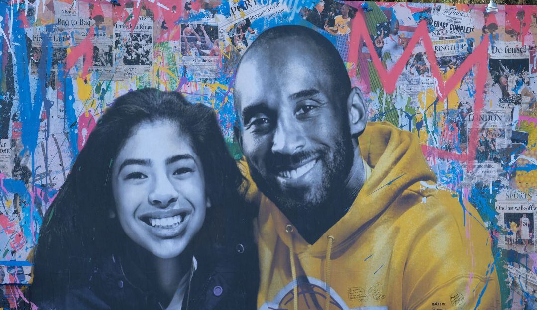 Mural en honor a Kobe Bryant y su hija en Los Angeles, California.