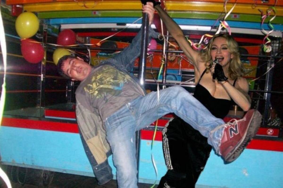 La reina del pop también se monta a las tradicionales chivas para divertirse.