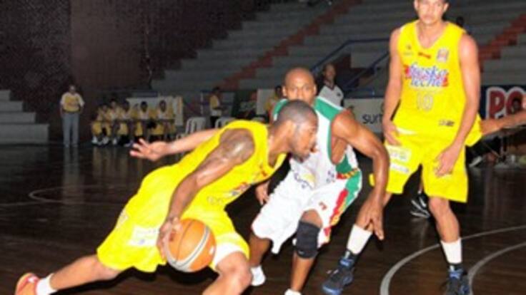 Bambuqueros y Búcaros inician en lo más alto de la liga de baloncesto