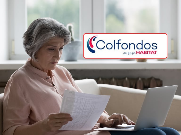 Mujer mayor revisando papeles / Colfondos (Getty Images)