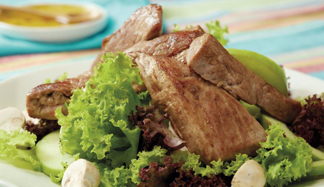 Solomito de cerdo con ensalada fresca